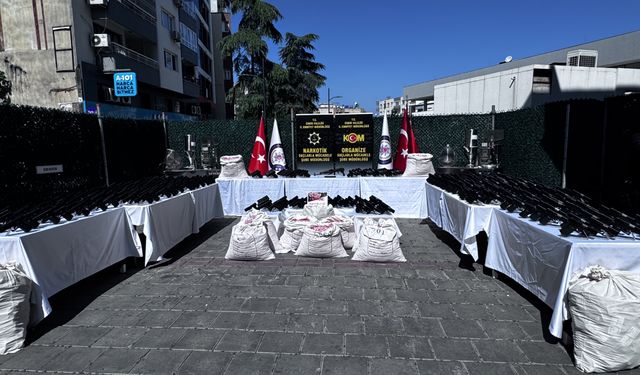 İzmir'de akıllara durgunluk veren operasyon! Yüzlerce silah ele geçirildi!