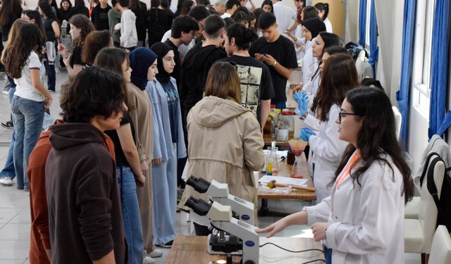 Manisa'da üniversite öğrencileri lise öğrencilerine  biyoloji eğitimi verdi