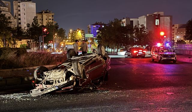 Bornova'da iki otomobilin karıştığı kazada 4 kişi yaralandı