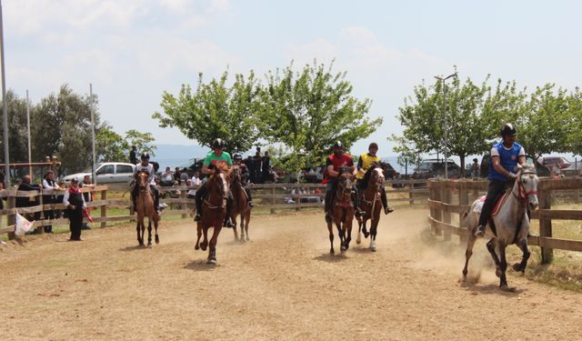İzmir'de rahvan at yarışları yapıldı