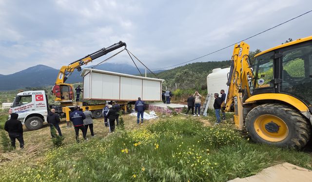 Kemalpaşa'da kaçak yapıların yıkımına başladı