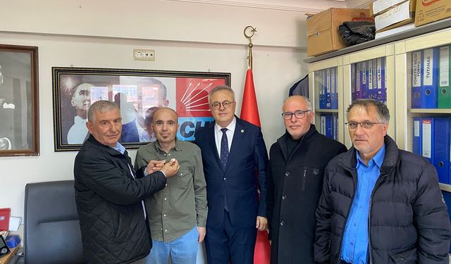 Maden Mühendisleri Uşak İl Temsilcisi Cemal Sefer, CHP rozeti taktı