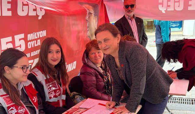 Uşak'ta İmamoğlu için semt pazarlarına imza standı açıldı