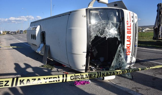 Afyonkarahisar'da servis midibüsü ile otomobilin çarpıştı; 12 yaralı!