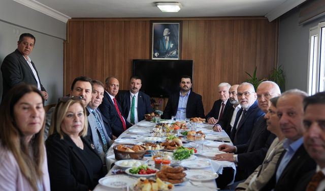AK Partili İnan, İzmir'de minibüsçülerle buluştu
