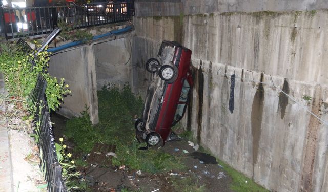 Manisa'da otomobil dereye uçtu, 4 kişi yaralandı