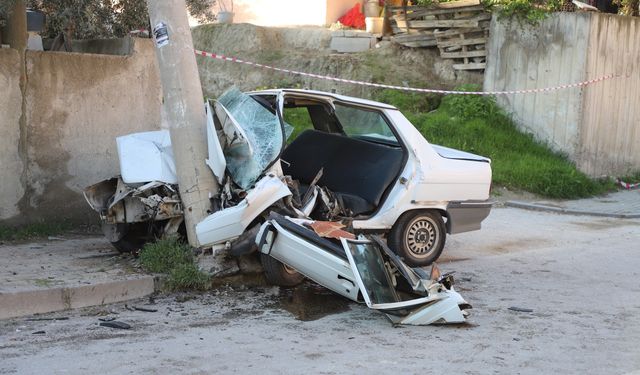 Denizli'de trafik kazası! Direğe çarpan sürücü öldü!