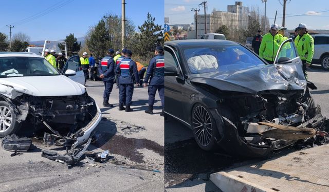 Kütahya'da iki otomobilin karıştığı kazada 5 kişi yaralandı