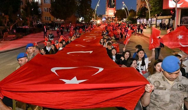 Uşak'ta Fener Alayı yürüyüşünde Samsun'da yanan ateş hissedildi