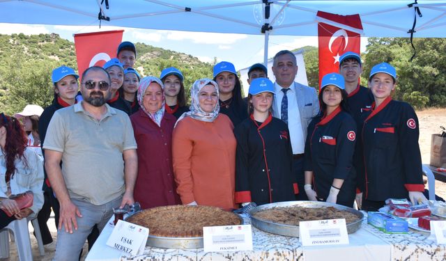 Uşak'ta zini hamursuzunu en güzel yapan 3 öğrenciye ödül verildi