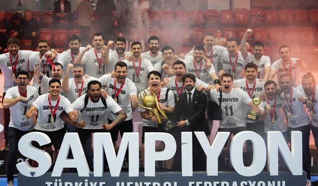 Beşiktaş Erkek Hentbol Takımı Türkiye Kupası'nı Törenle Aldı
