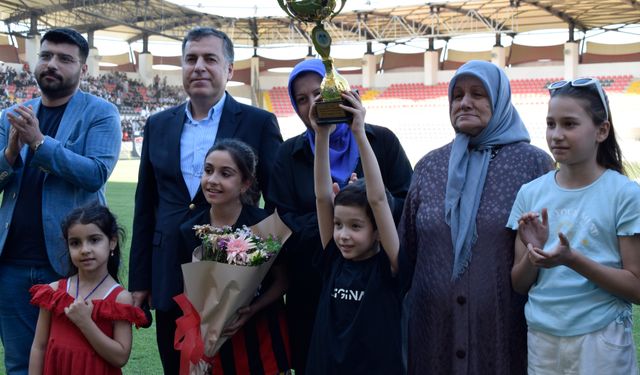 Manisa'da şampiyonluk kupası hakemin oğluna hediye edildi