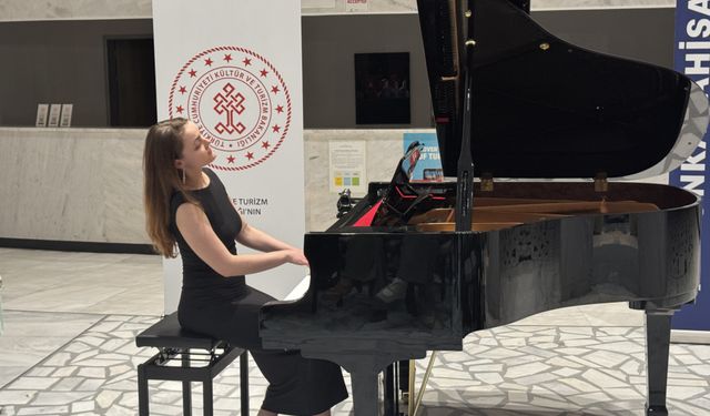 24. Afyonkarahisar Klasik Müzik Festivali'nde Çekyalı sanatçı Eva Strejcova sahne aldı