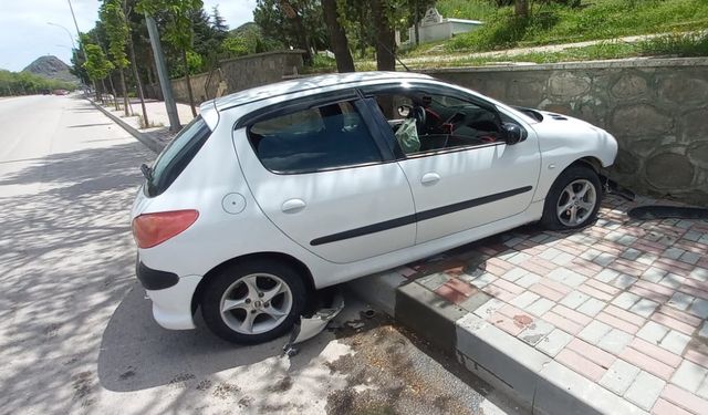 Afyonkarahisar'da  otomobil mezarlığa çarptı, 5 yaralı!