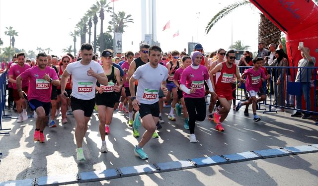 Karşıyaka'da Ulu Önder Atatürk'ün annesi Zübeyde Hanım anısına 36'ıncı kez koşu yapıldı