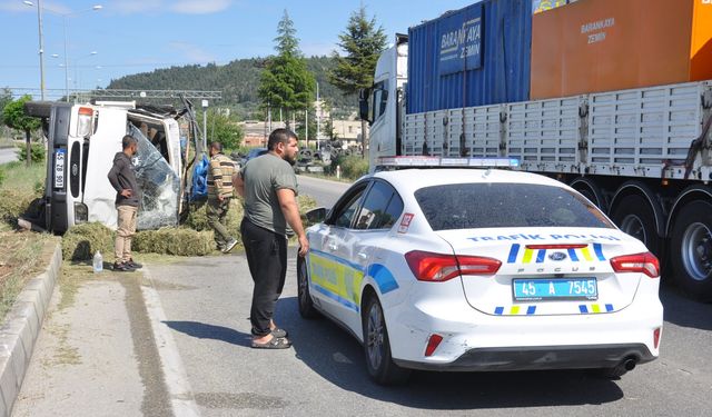 Salihli'de kamyonet takla attı, sürücü yaralandı!