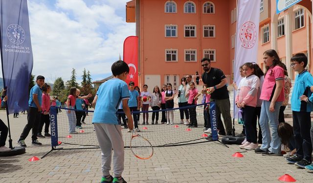 Kütahya'da ilkokul öğrencileri spora ilk adımını tenis turnuvasıyla attı