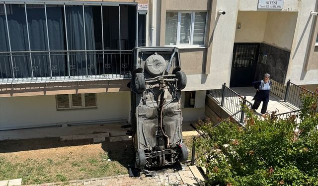 Denizli'de otomobil apartmanın bahçesine düştü