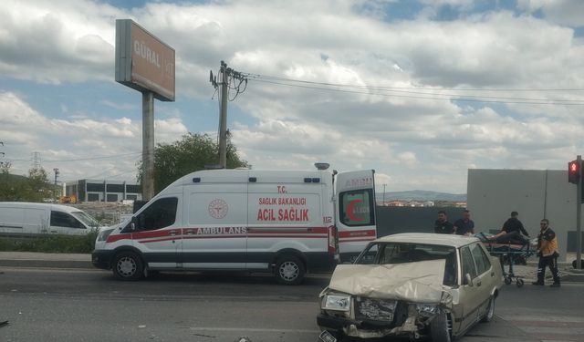 Afyonkarahisar'da iki otomobil çarpıştı: 4 yaralı !