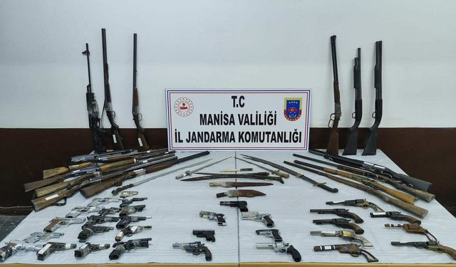 Kırkağaç'ta ruhsatsız silah operasyonu: 4 gözaltı!