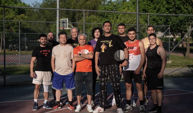 60'lı yaşlarda sokak basketbolunun tozunu attırıyorlar