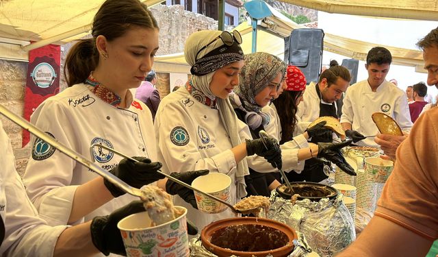 Afyonkarahisar'da "Türk Mutfağı Haftası" kapsamında keşkek dağıtıldı