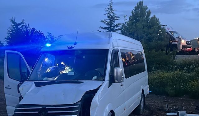 Sinanpaşa'da minibüsü kontrolden çıktı, 6 kişi yaralandı