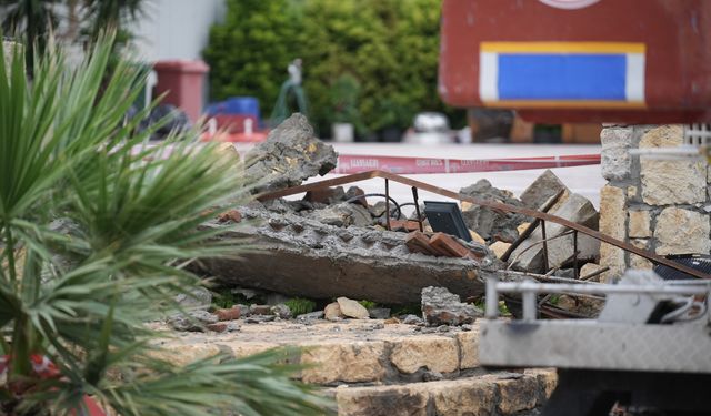 İzmir'de  yıkılan dekoratif beton kemer 2 can aldı!