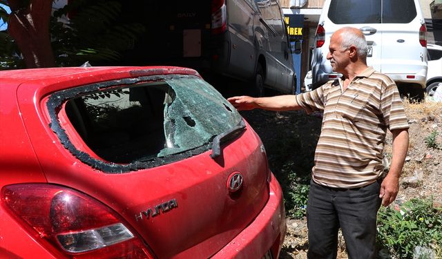 Konak 19 Mayıs Mahallesi'nde su borusu patladı ve vatandaşın evi ve arabası zarar gördü
