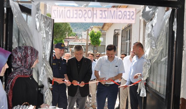 Kırkağaç'ta halk eğitim kursiyerleri yıl sonu sergisi düzenledi