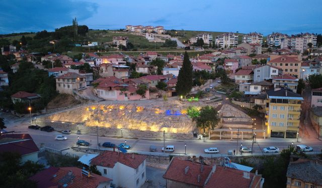 Demirci'de görüntü kirliliği yerini  yapay şelaleye bıraktı
