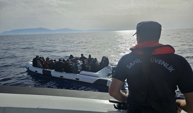 İzmir açıklarında 115 düzensiz göçmen yakalandı, 25 göçmen kurtarıldı