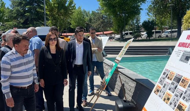 Uşak'ta 27 Mayıs Darbesi nedeniyle Atatürk Anıtı önünde dönemi anlatan gazete manşetleri sergisi açıldı