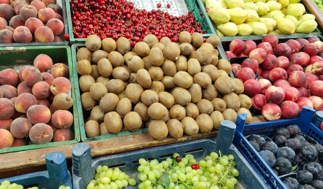 Uşak'ta Kemalöz ve Cumhuriyet Mahallesi'ndeki bazı manavlarda fiyat etiketleri neden yok?