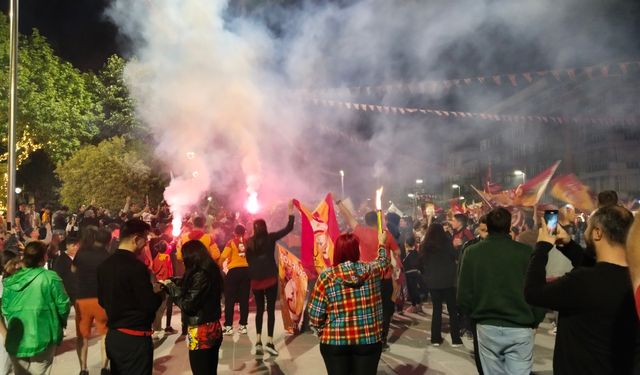 Galatasaray'ın 5 yıldız alması nedeniyle Uşak'ta uzun araç konvoyları oluştu