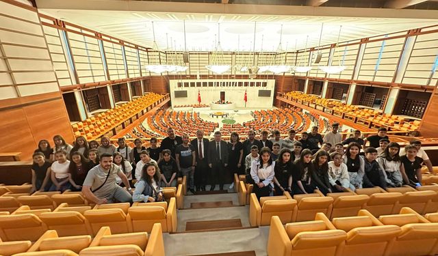 Recep Dinç Ortaokulu öğrencileri Uşak Milletvekillerini ziyaret etti