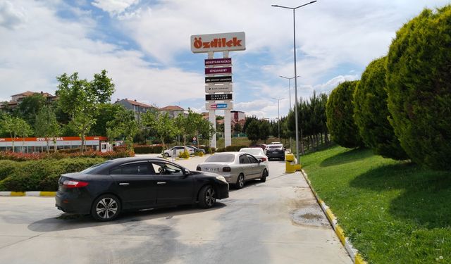Uşak'ta çamurlanan otomobiller yıkama alanında kuyruk oluşturdu
