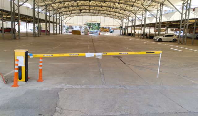 Uşak'ta vatandaş araç park edecek yer bulamazken, koskoca alan bomboş bekliyor!