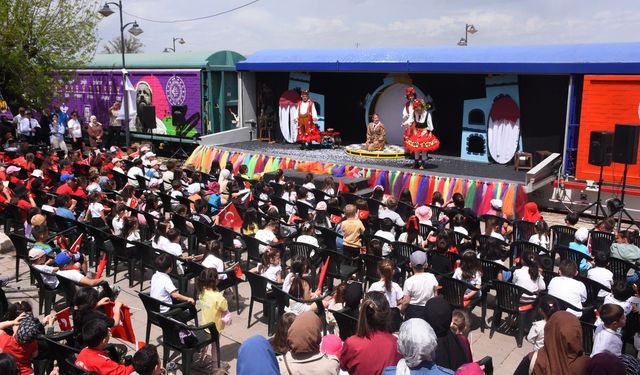 Raylar üzerindeki tiyatro "Vagon Sahne" Afyonkarahisar'da öğrencilerle buluştu