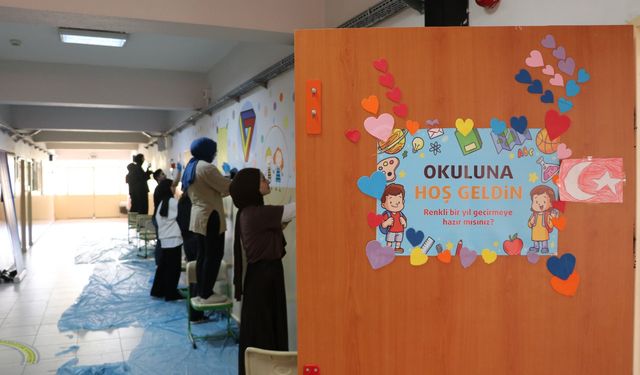 Kütahya'da  üniversite öğrencileri okul koridorlarını renklendirdi