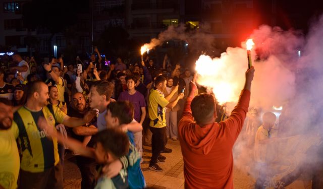 Fenerbahçe Beko'nun şampiyonluğu Manisa ve Aydın'da kutlandı