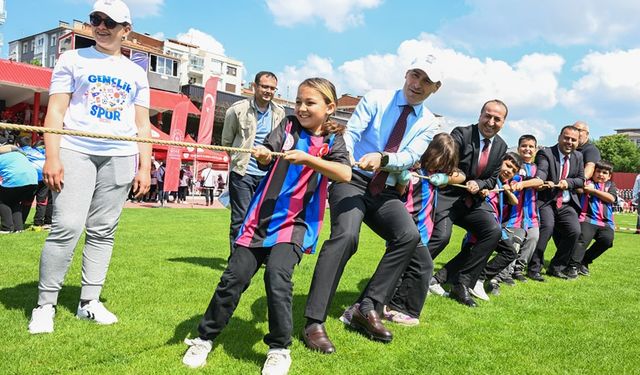 Uşak'ta 2000 çocuk geleneksel oyunlarla hem stres attı hem de ekip çalışmasını öğrendi