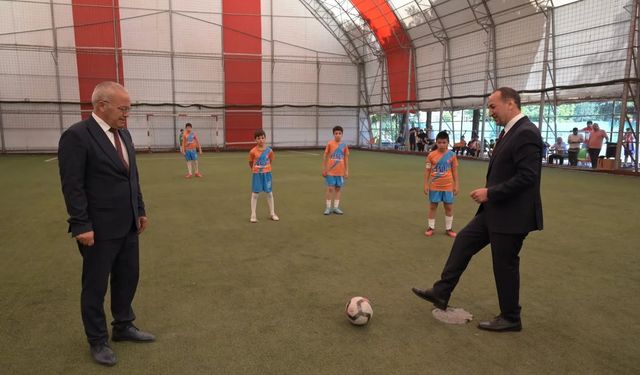 Uşak'ta Çetin Ceviz Futbol Turnuvası'nda yarı final maçı oynandı