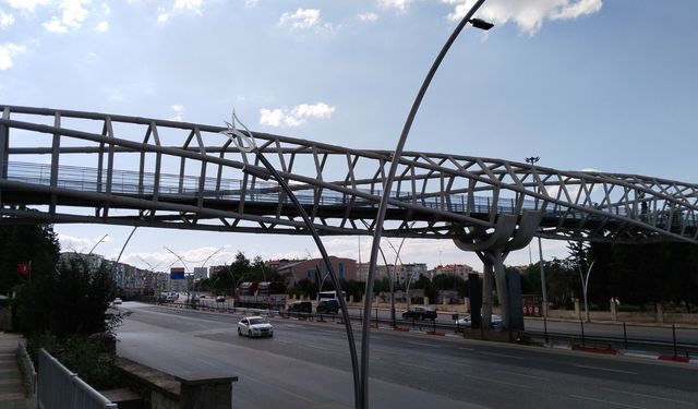 Uşak'taki yaya üst geçitlerinde bulunan yürüyen merdiven ve asansörler çalışmıyor