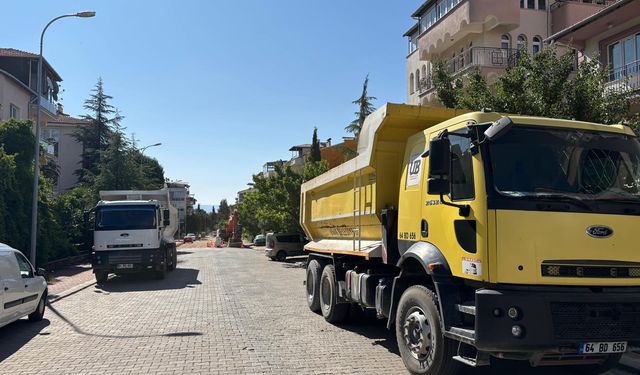 Sokağı düzeltmesi gereken Uşak Belediyesi'nin iş makinesi neden boş boş bekliyor?