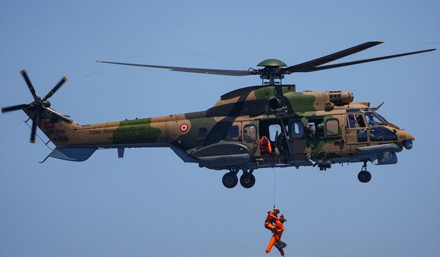 Ege'de batmak üzere olan ticari gemi ve kazazedeler kurtarıldı