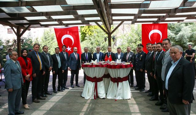 Uşaklı Prof. Dr. İsken Pala: Filistin'de 1 kuru ekmek bulamıyorlar, biz bayram sofrasında oturuyoruz