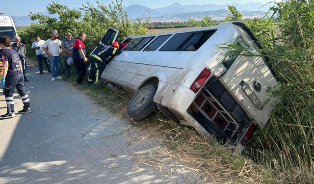 Denizli'de minibüs devrildi, 2 yaralı!