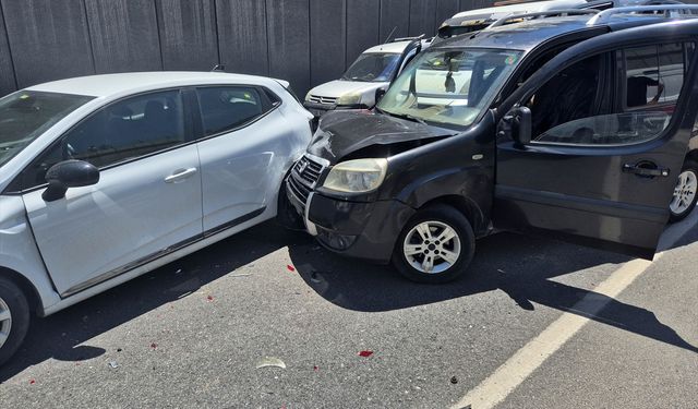 Turgutlu'da 4 aracın karıştığı zincirleme kazada 7 kişi yaralandı