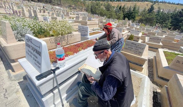 Oğullarının mezarına polis ekipleri tarafından götürüldü